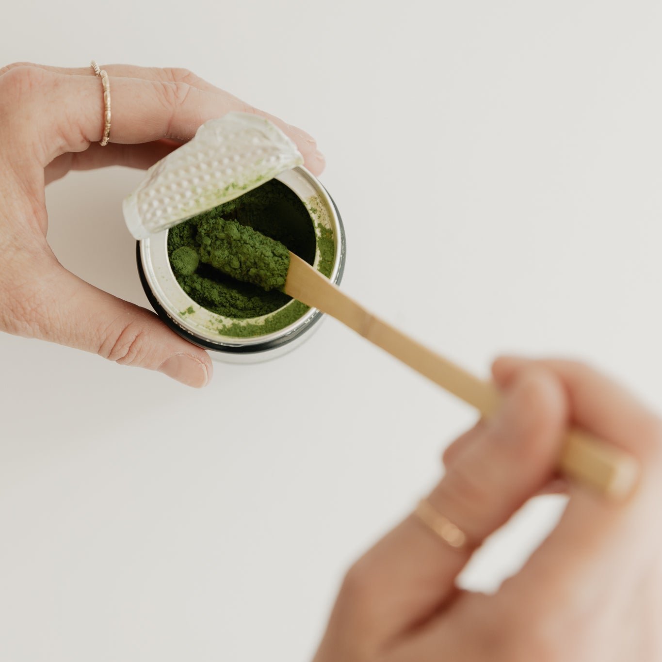 Bamboo matcha scoop and matcha